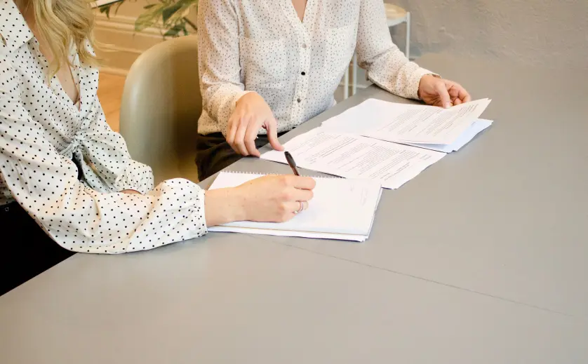 Mulheres assinando contrato em um escritório